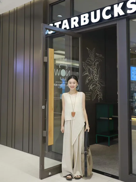 2025夏季新款法式设计感左右错位不规则高级感针织马甲高腰阔腿裤