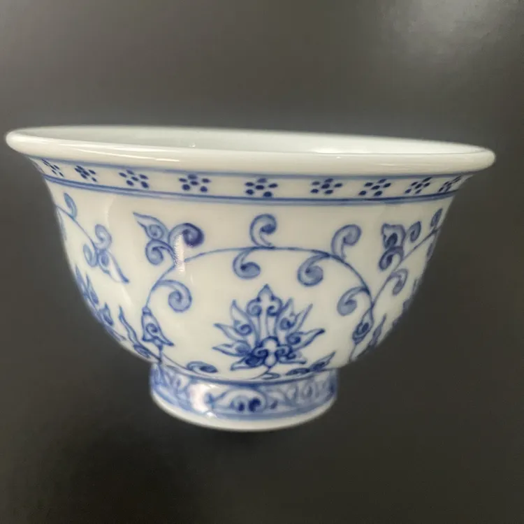 景德镇纯手工，青花缠枝莲压手杯（微瑕）