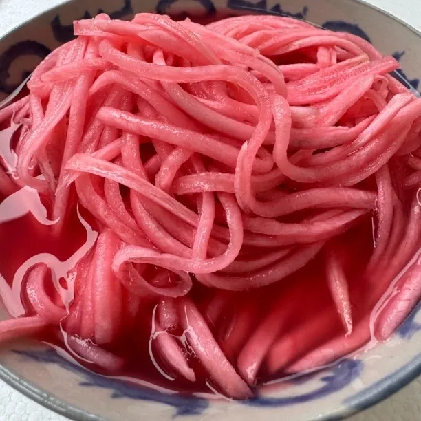 富源正宗酸菜红萝卜丝米粉云南特产新鲜美味农村制作