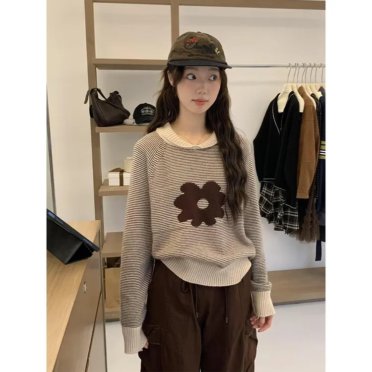 咖色条纹小翻领刺绣花朵针织衫女早秋单穿小香风宽松慵懒穿搭上衣