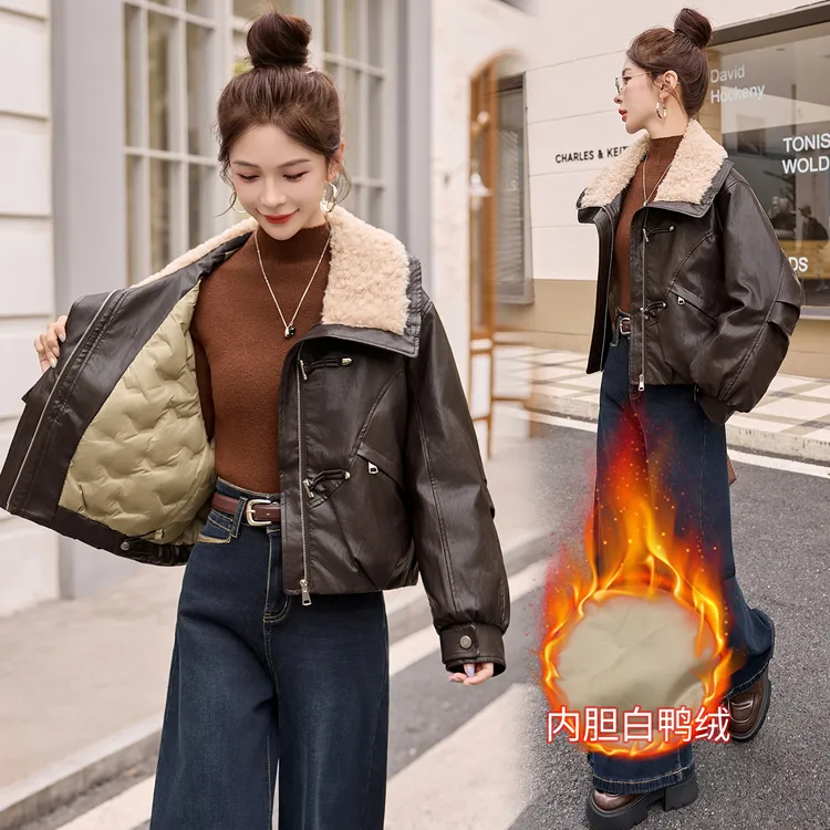 羊羔毛翻领拼接PU皮羽绒服女2025年冬季新款设计感白鸭绒短款外套