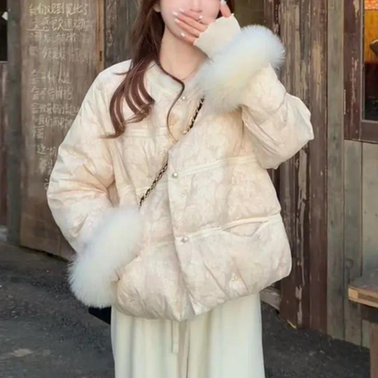 时尚圆领毛毛袖棉服女2026冬季柔暖精致口袋日常松弛感轻松个性