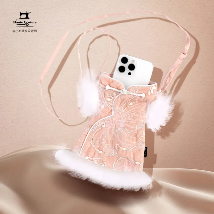 【淳常在】国风新中式冬季复古白色挂脖时尚网红百搭刺绣手机包毛绒