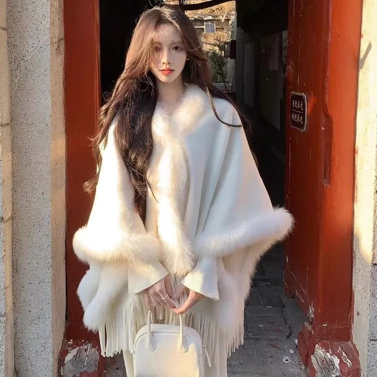 清冷感白色毛领女秋冬季高级感保暖斗篷围巾仿狐狸披肩外套流苏