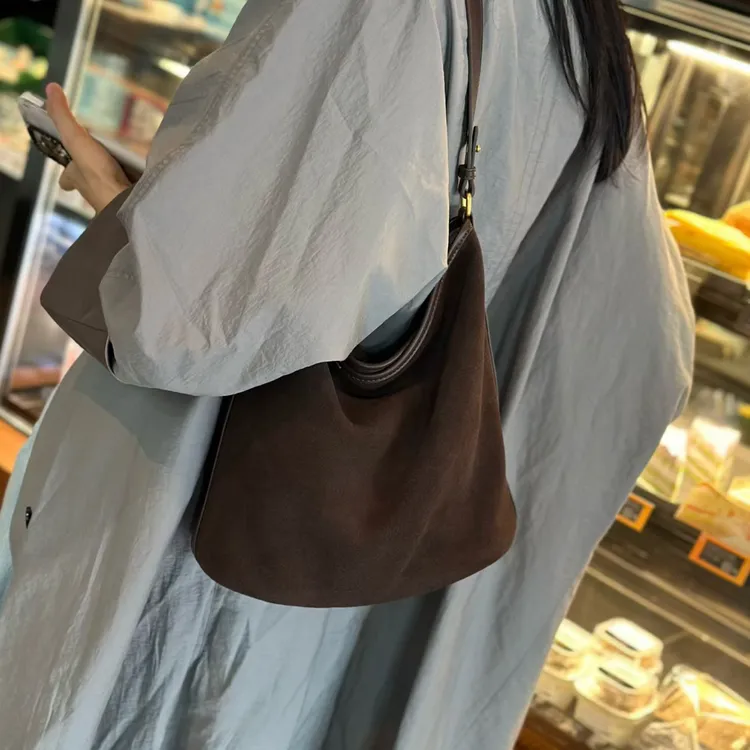 【安然优选】2025秋冬新款磨砂牛皮拉链隔层大容量单肩斜挎水桶包