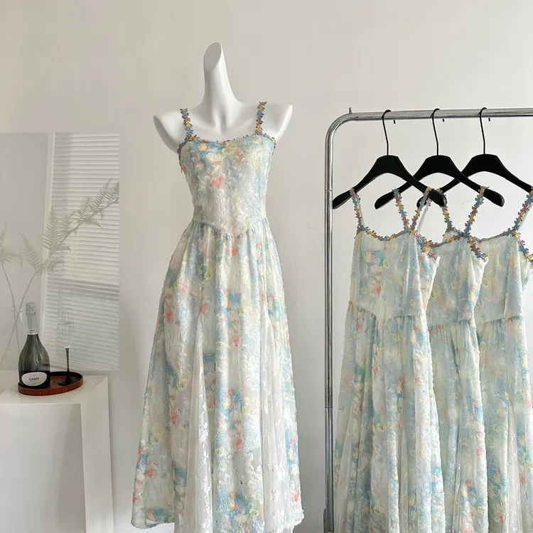 新款法式2025新款气质碎花夏季显瘦吊带连衣裙裙子度假风收腰长裙