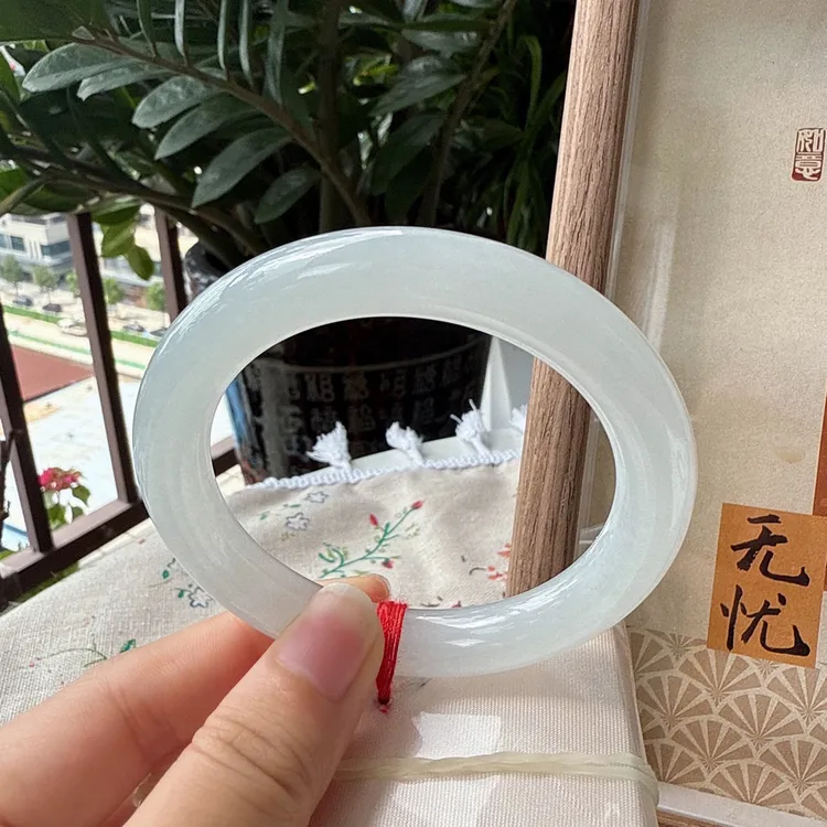 55 56圆条白月光翡翠A货手镯