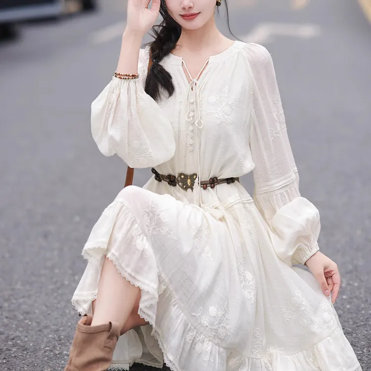 SS563精巧童话镇白色连衣裙刺绣V领流苏系带花边拼接连衣裙