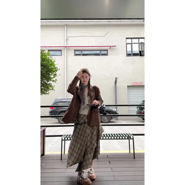 复古美拉德风穿搭麂皮西装外套女内搭打底衫不规则格纹裙三件套装