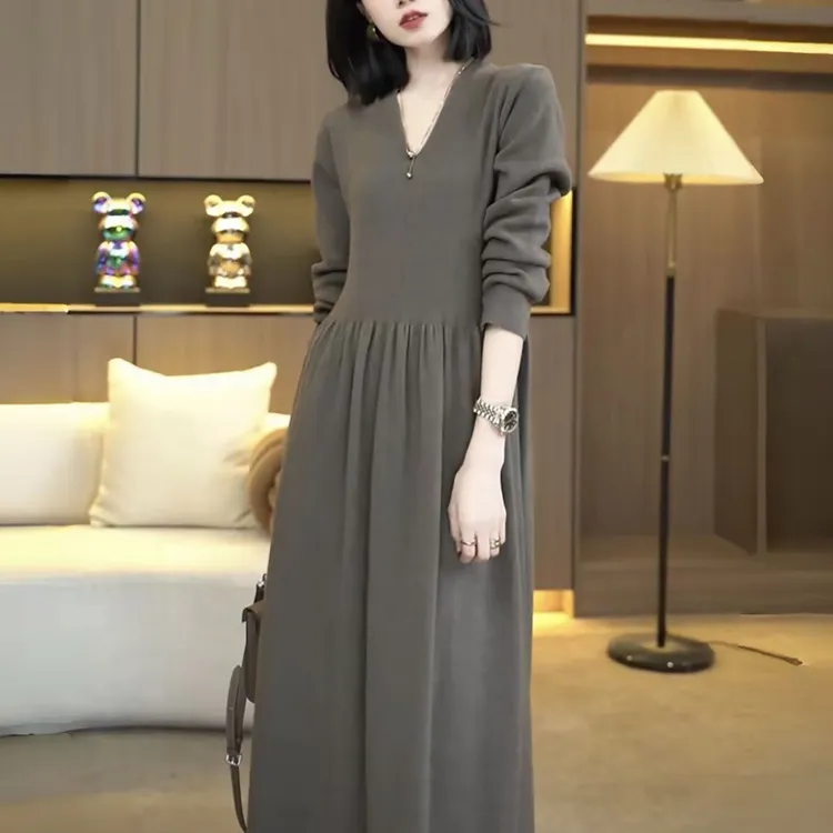 简约V领针织连衣裙女微胖大码新款秋冬中长款显瘦内搭气质长裙