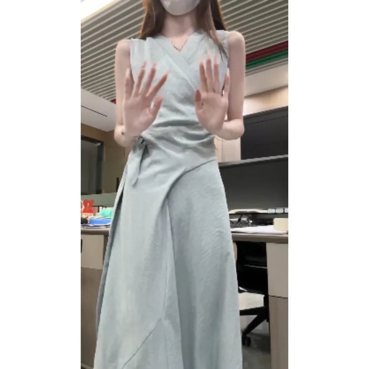 茶歇法式气质桔梗V领吊带连衣裙女夏季新款茶里茶气收腰背心裙子