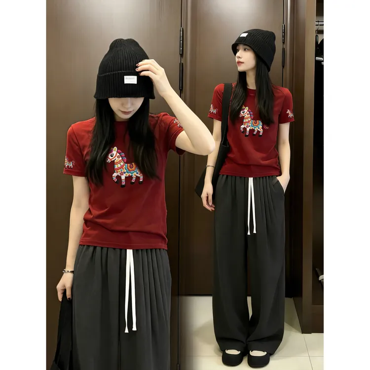 2026新款酒红色小马印花短袖t恤女大码遮肉洋气打底衫女内搭上衣