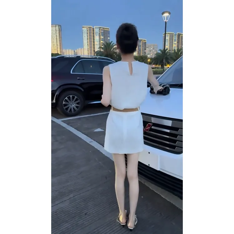 夏季轻奢时尚套装2025法式气质显瘦短款白色无袖衫女神短裙二件套