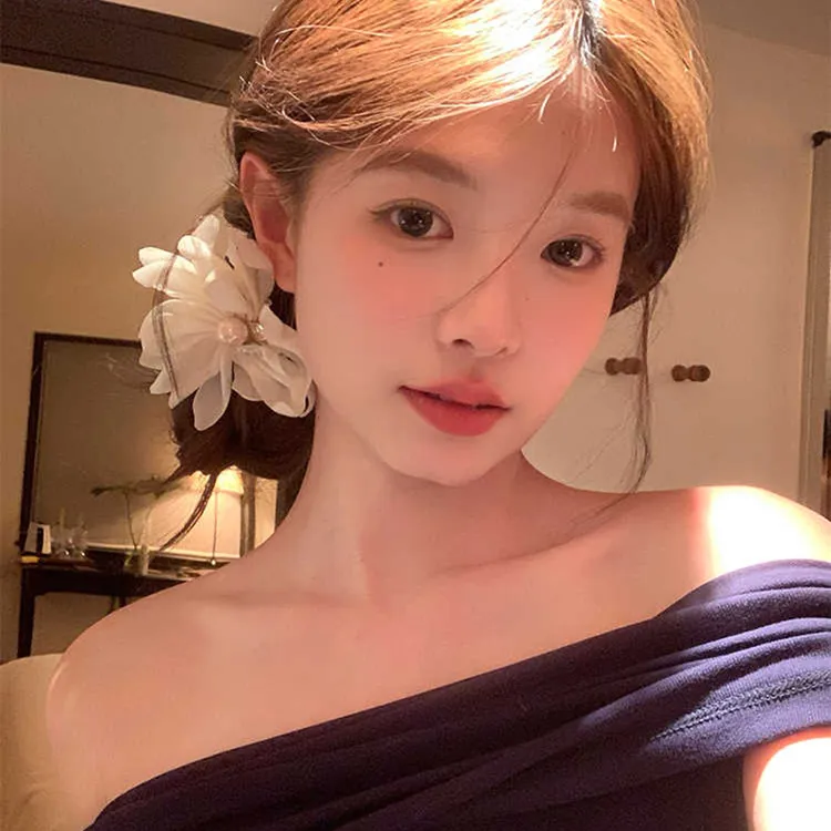 精致白花珍珠发圈大朵花瓣设计出街氛围感秒变仙女新款气质头饰