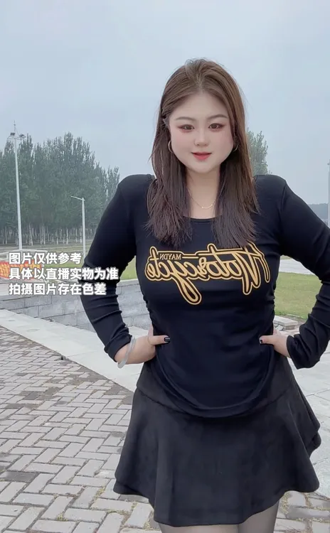 Yi+2025新款方领长袖字母后背拼接链条收腰显瘦上衣