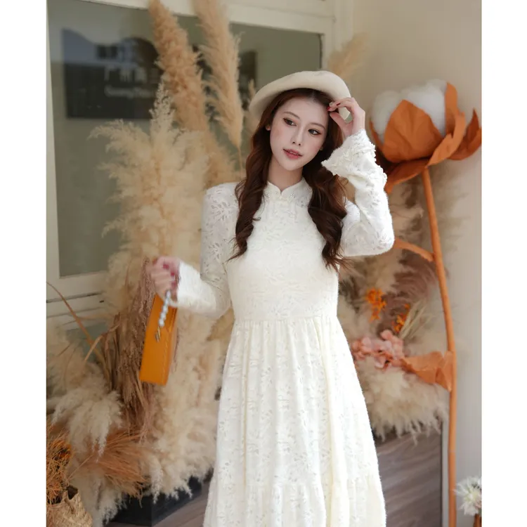 两三事【加绒加厚】雪霁流光2025冬季新款绣花盘扣镂空蕾丝连衣裙