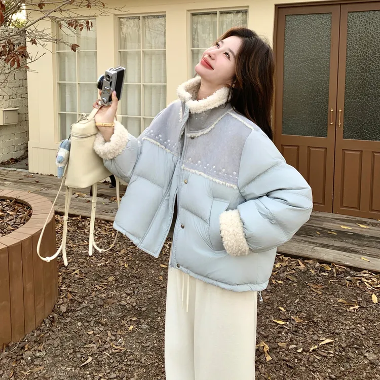 浅蓝色麂皮绒刺绣羊羔毛拼接羽绒服女2025冬季新款保暖白鸭绒外套