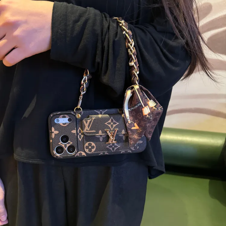 斜跨可背适用苹果17promax手机壳16 Pro手提15手腕14可插卡13老花