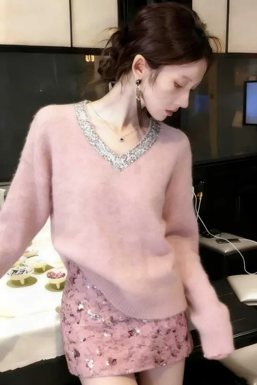 2026秋冬新款韩系气质轻奢名媛风V领镶钻长袖毛衣高腰亮片裙套装