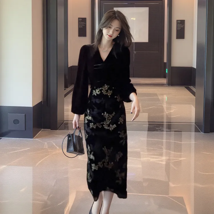 法式高级感黑色V领刺绣连衣裙女秋季新款气质名媛收腰包臀长裙子
