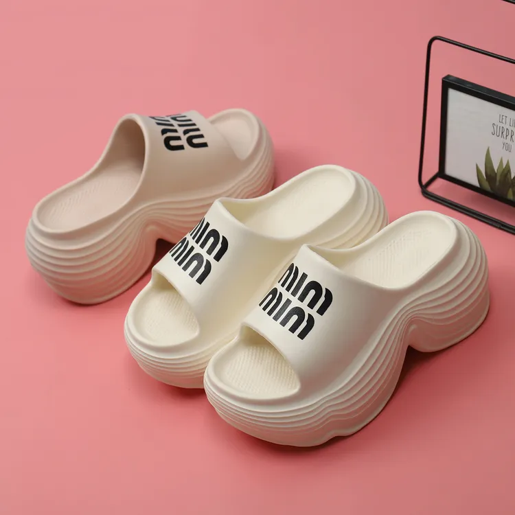 增高拖鞋女外穿夏季新款8cm超厚底坡跟防滑踩屎感一字沙滩凉拖鞋