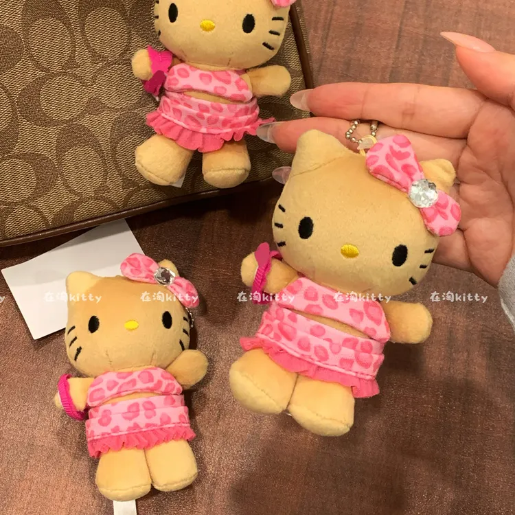 联名款豹纹泳装黑皮hellokitty包包挂件挂饰毛绒挂件