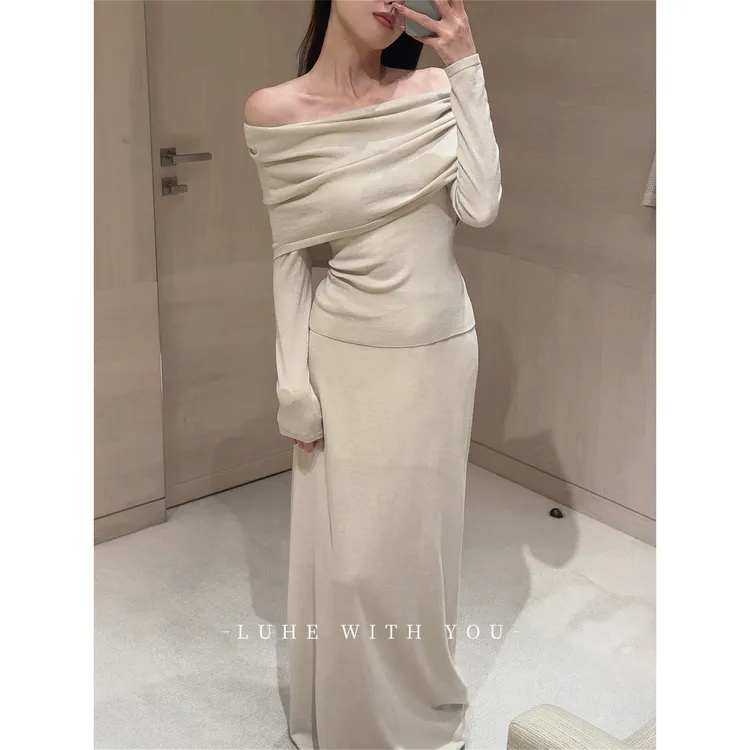 LUHE【恋恋笔记】hehe私服~设计感一字肩绵羊毛针织衫+针织裙