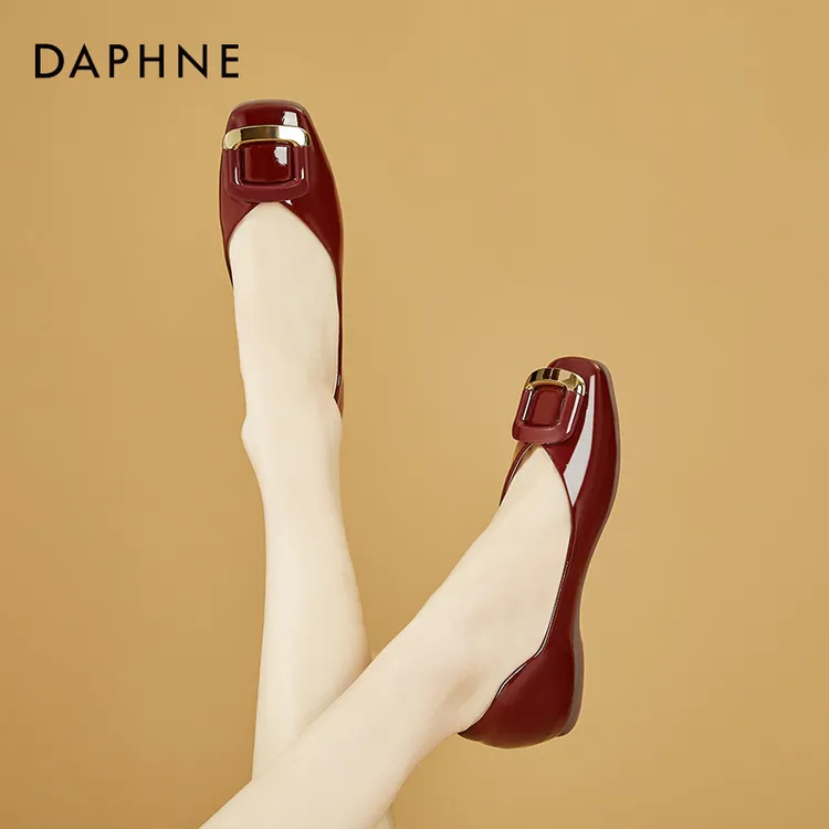 达芙妮方头单鞋女2025新款春秋一脚蹬妈妈小皮鞋漆皮平底船鞋瓢鞋