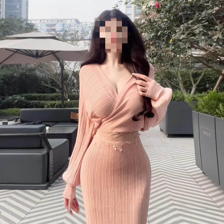 纯欲风粉色v领连衣裙秋冬2025新款时尚洋气百搭女装气质包臀长裙