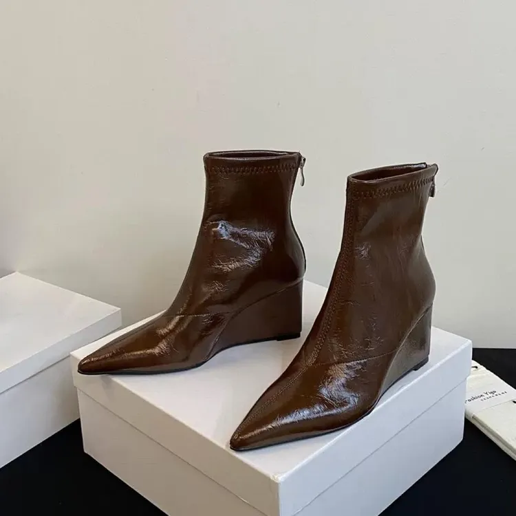2025秋冬新款高级质感！美拉德咖啡色尖头坡跟短靴女秋季瘦瘦靴子