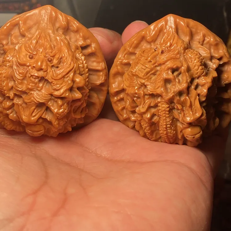 福利苏工核桃雕纯手工雕刻，双龙戏珠，个性十足，表情丰富