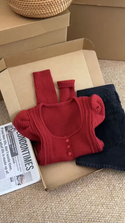 独特超好看红色方领泡泡袖针织衫女早秋季独特别致短款打底衫上衣