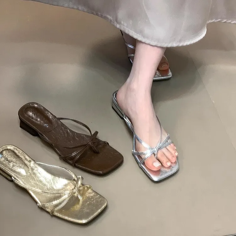 方头银色小众一字拖女2025夏季新款外穿气质简约夹趾低跟凉拖鞋女