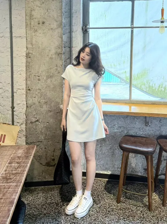 2025夏季新款韩系极简风气质显瘦抽褶设计感收腰连衣裙时尚显高