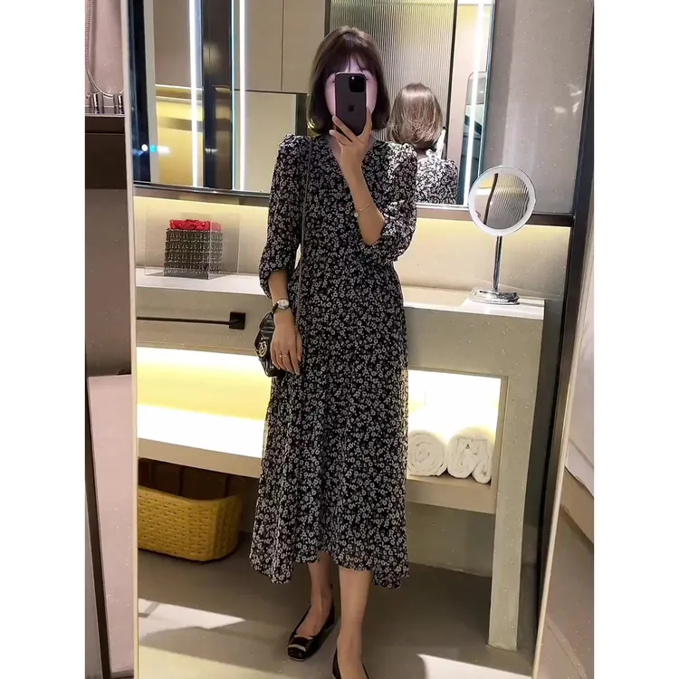 法式大码黑色碎花连衣裙女秋季新款胖mm赫本风复古减龄气质长裙子