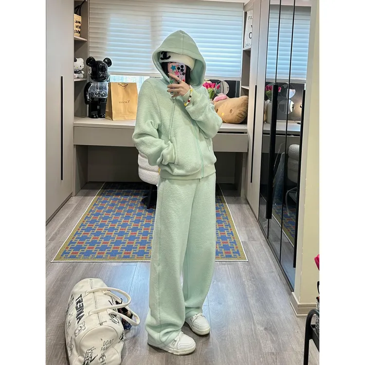 巨好看的冬季一整套穿搭高级感休闲运动加绒连帽卫衣阔腿裤套装女