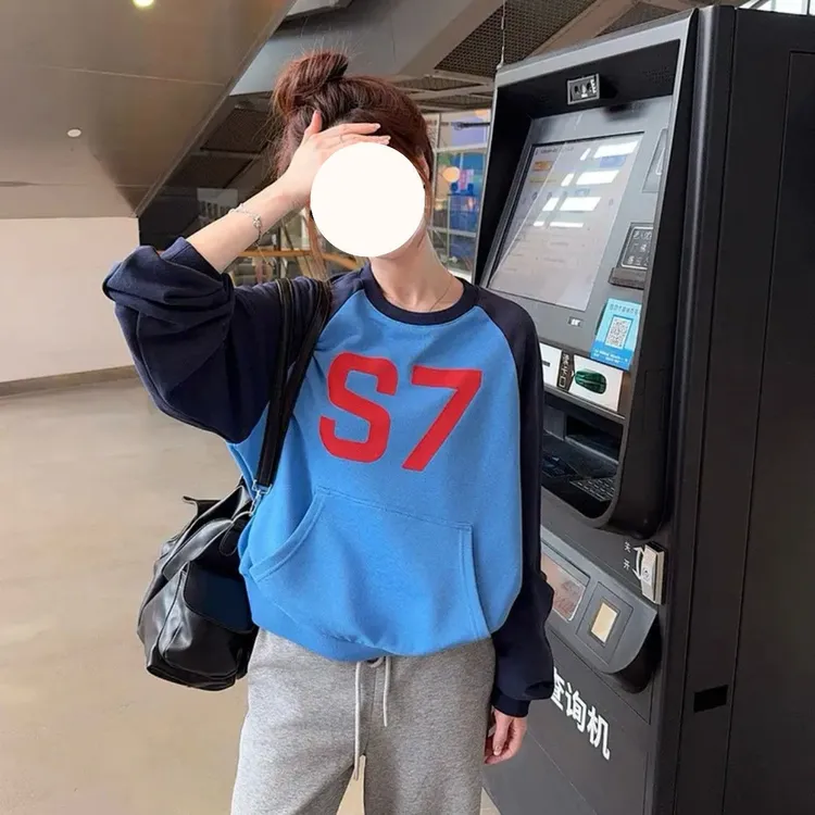美式高街印花撞色圆领卫衣女装秋季宽松别致显瘦百搭上衣慵懒风格