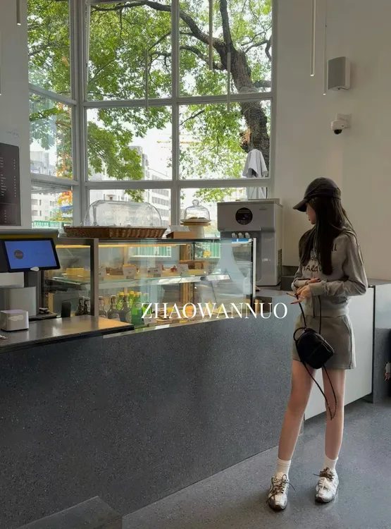 ZHAO WANNUO 丨 25春夏新款字母印花立领卫衣NC0233