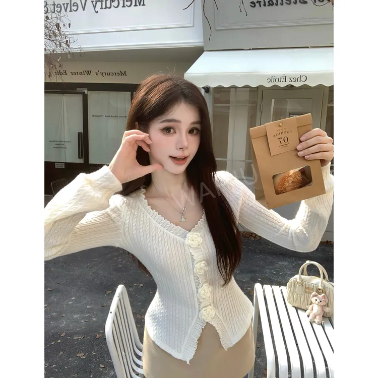 画解WAHJU【爱逢其时】立体花朵设计感气质修身米杏色上衣半裙9894W