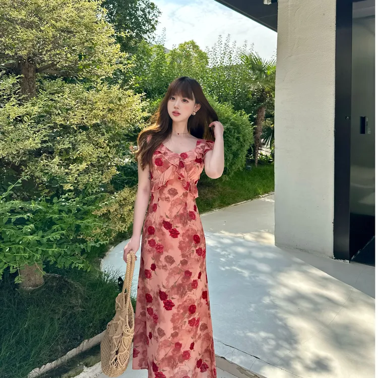 掐腰法式粉色碎花吊带飞飞袖连衣裙子女2025夏季穿搭新款显瘦长裙