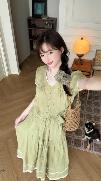 韩系小众设计感绿色v领短袖上衣女夏季新款蕾丝拼接度假风两件套