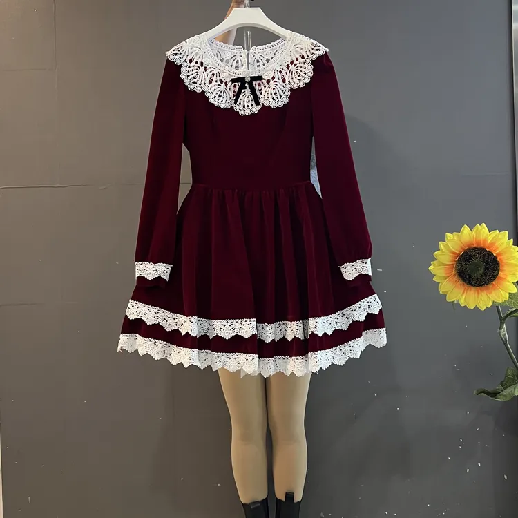 新款法式赫本风丝绒连衣裙镂空蕾丝领口收腰显瘦气质小黑裙