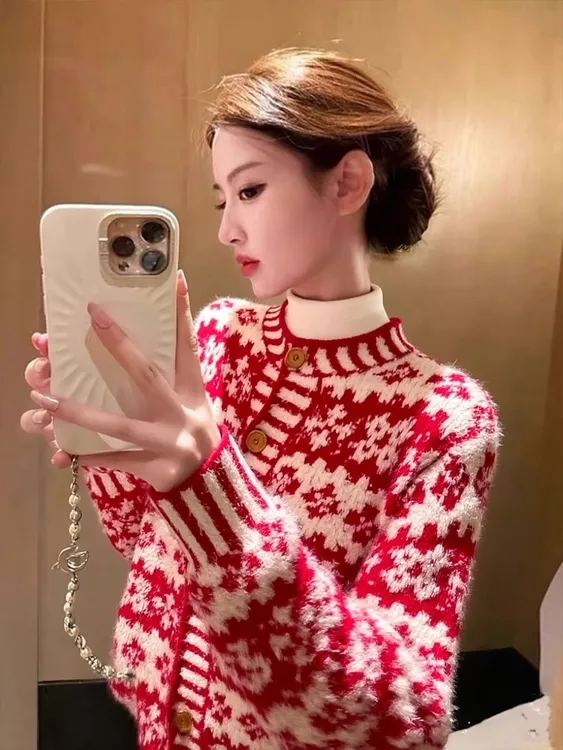 2025冬季圣诞氛围感穿搭高级感超好看设计感不撞款红色针织开衫女