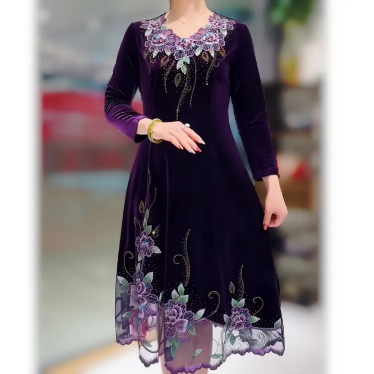 高端中老年金丝绒刺绣花连衣裙春秋季大码遮肉显瘦气质妈妈装裙子