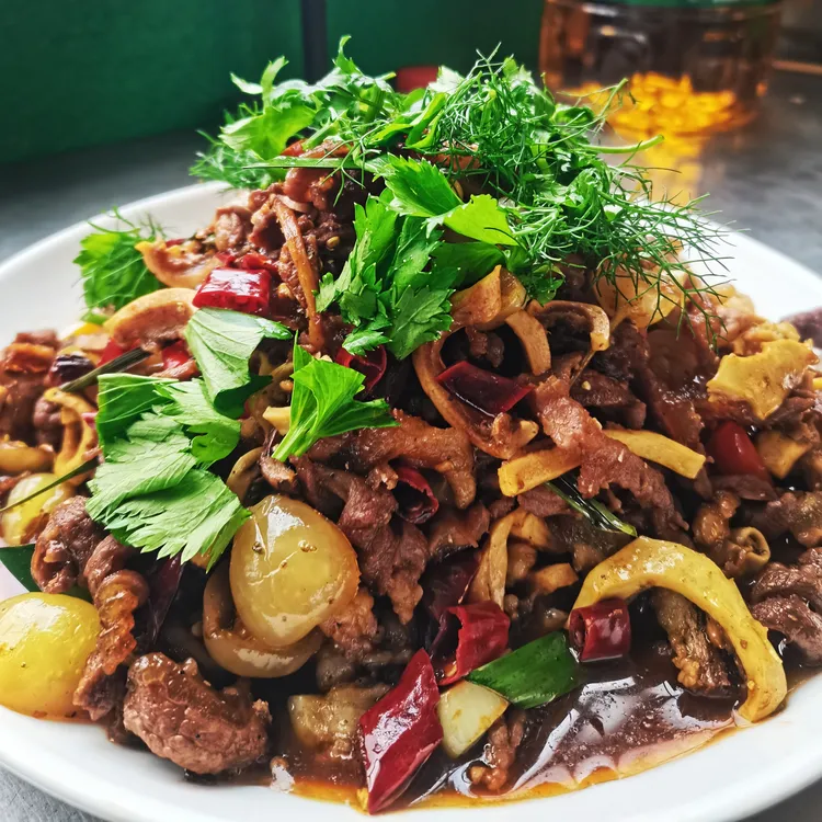 本店特色招牌菜干锅牛背筋