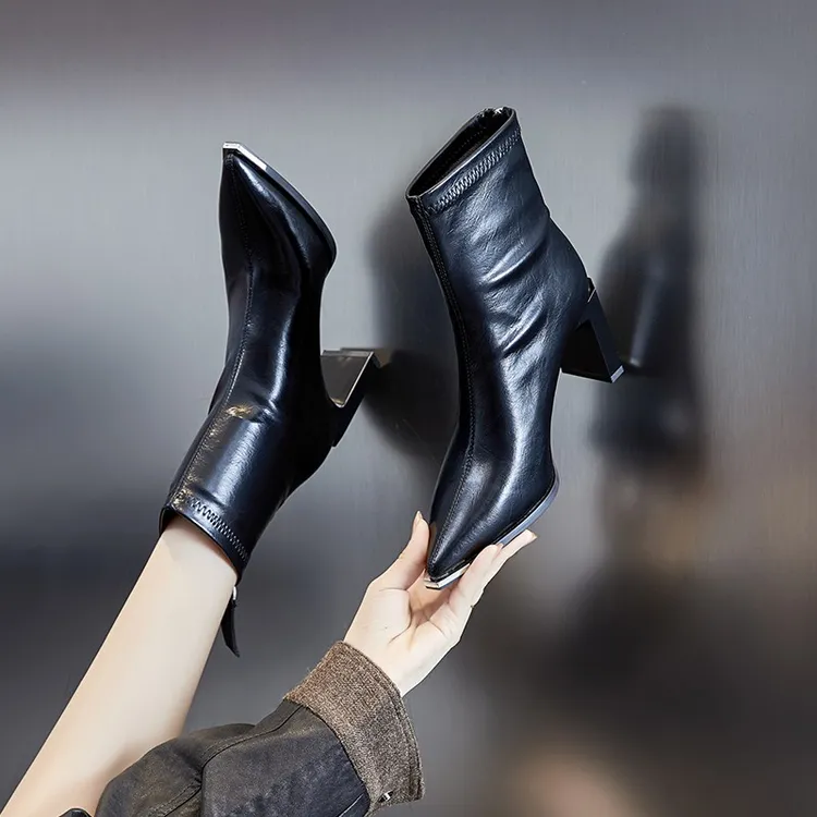 黑色马丁靴子女2025新款秋季秋冬款时尚百搭粗跟尖头加绒时装短靴
