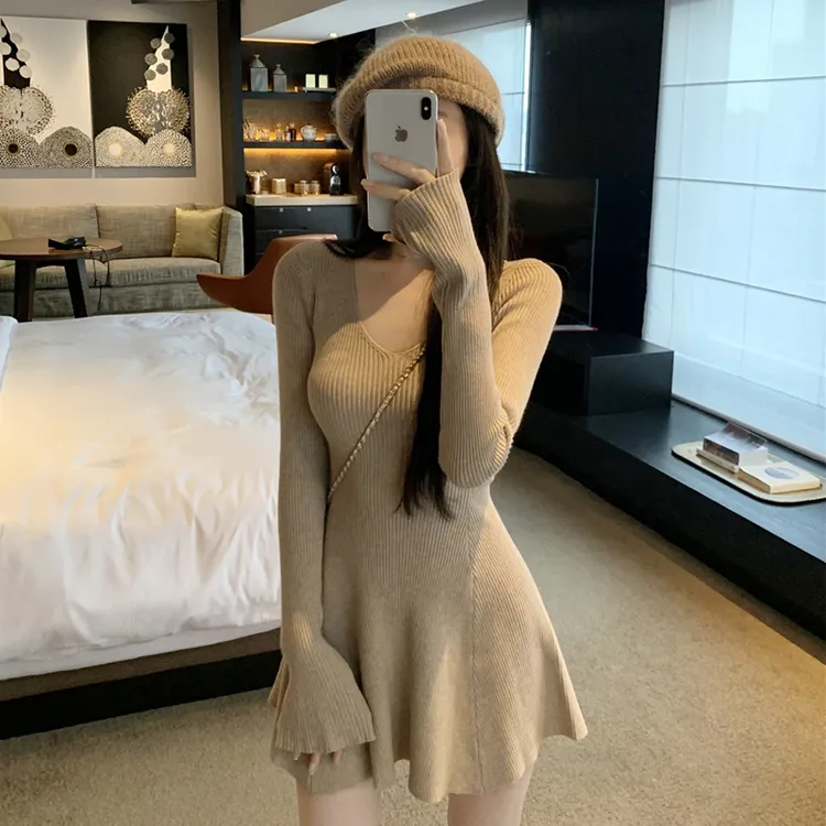 复古港风修身连衣裙女秋冬季2025新款百褶v领超洋气减龄长袖裙子