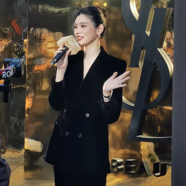 奚梦瑶明星同款2025秋冬新款黑色丝绒女西装收腰直筒长裤时尚套装