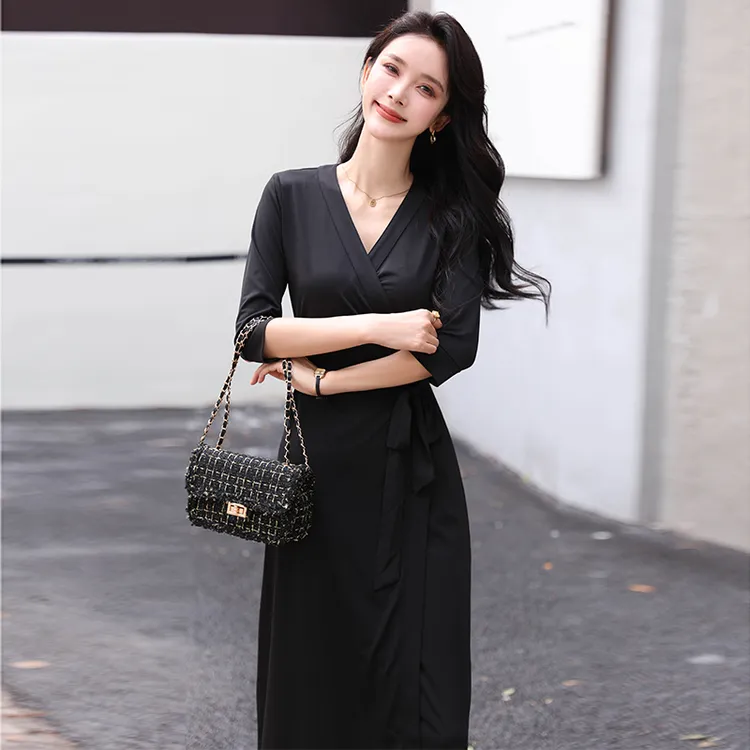 2025年新款裹身裙黑色气质修身高级轻奢显瘦一片式赫本风连衣裙