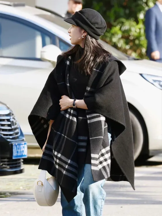 张婧仪同款黑色格纹毛呢围巾披肩设计感斗篷厚呢子连帽宽松外套女
